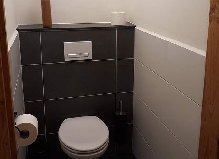 Woonkamer in Vakantiehuisje in Grashoek, Noord Limburg. Comfortabele zithoek met uitzicht op de tuin.