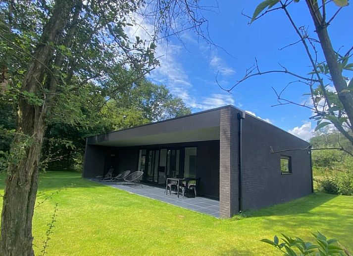 Cottage in Wanssum, vacation home in a wooded area in North Limburg.