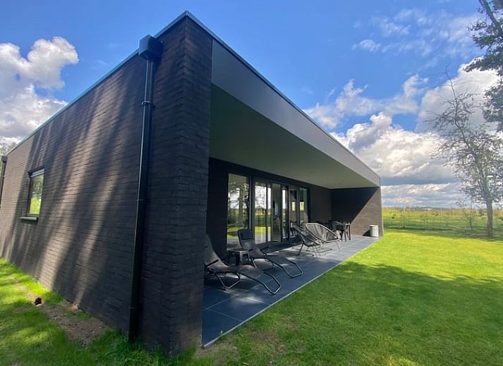 Modern architecture of Huisje in Wanssum, vacation home in Limburg with spacious garden.