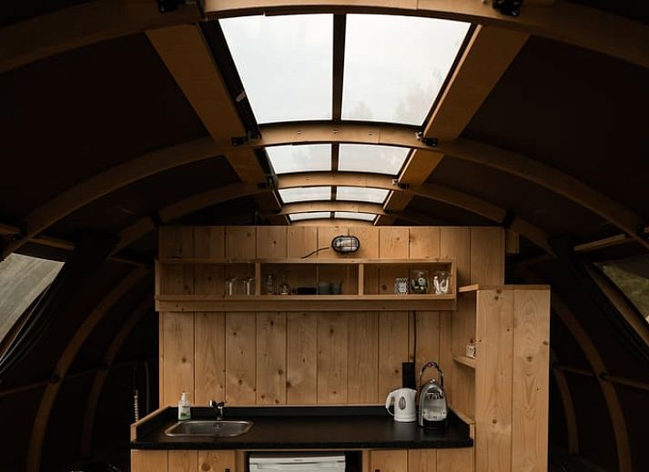 Gemuetliches Schlafzimmer im Ferienhaus in Ven-Zelderheide, Limburg, mit bequemem Bett und Blick auf die umliegende Natur.