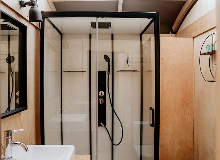 Gemuetliches Schlafzimmer im Ferienhaus in Ven-Zelderheide, Limburg, mit bequemem Bett und Blick auf die umliegende Natur.