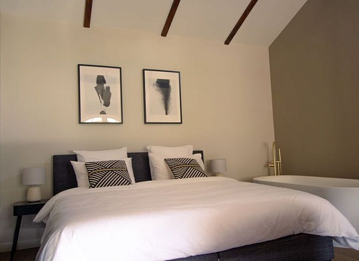 Sfeervolle slaapkamer in Vakantiehuis in Griendtsveen, Noord Limburg met comfortabel bed en stijlvolle decoratie, perfect voor ontspanning.