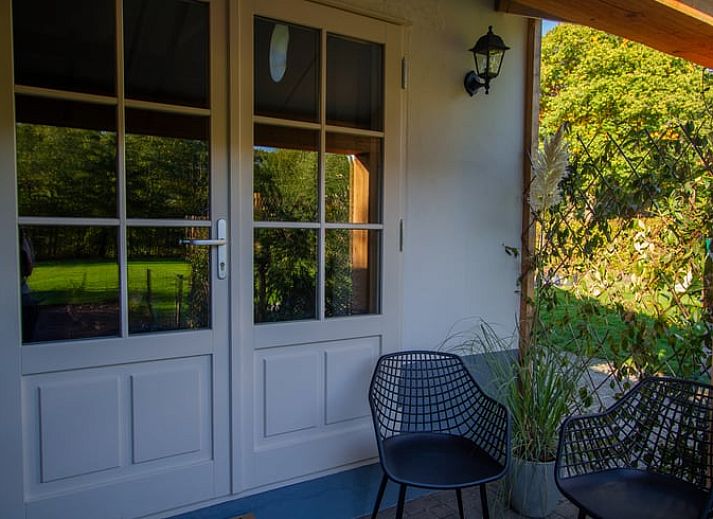 Sfeervolle slaapkamer in Vakantiehuis in Griendtsveen, Noord Limburg met comfortabel bed en stijlvolle decoratie, perfect voor ontspanning.