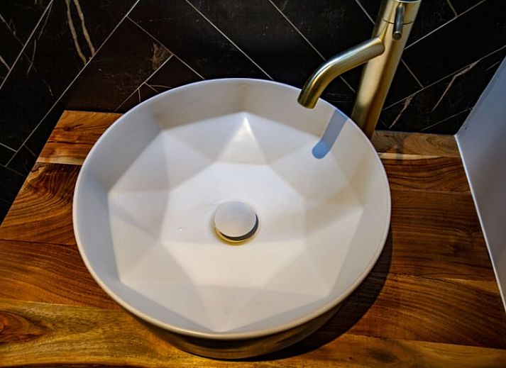 Gezellige veranda van Vakantiehuis in Griendtsveen, Noord Limburg, met uitzicht op groene natuur en comfortabele zitjes.