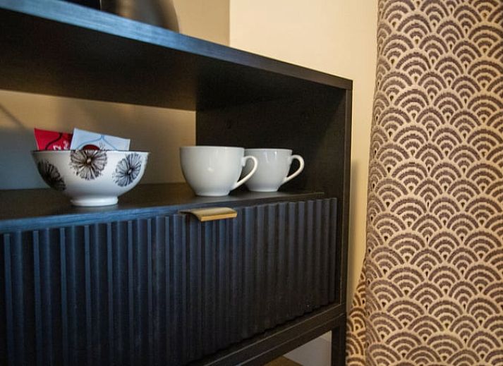 Gezellige veranda van Vakantiehuis in Griendtsveen, Noord Limburg, met uitzicht op groene natuur en comfortabele zitjes.