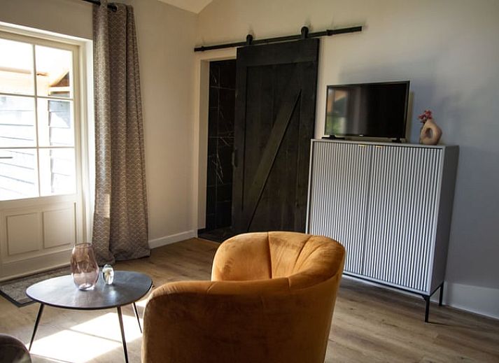 Luxe slaapkamer met vrijstaand bad in Vakantiehuis in Griendtsveen, Noord Limburg. Geniet van comfort en rust in deze sfeervolle vakantiewoning.