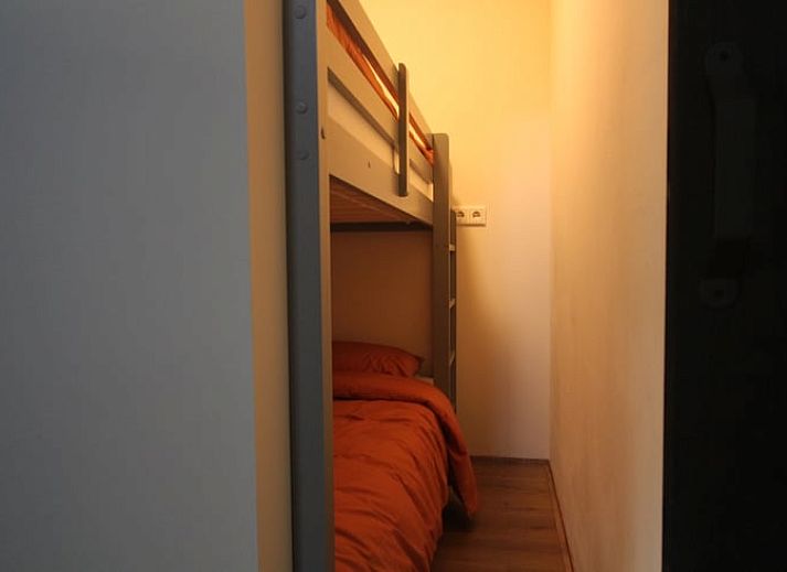 Luxe slaapkamer met vrijstaand bad in Vakantiehuis in Griendtsveen, Noord Limburg. Geniet van comfort en rust in deze sfeervolle vakantiewoning.