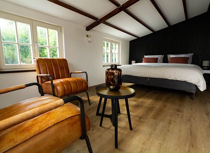 Geniet van de rust op de veranda van Vakantiehuisje in Griendtsveen, Noord Limburg, met comfortabele zitplek in de groene omgeving.