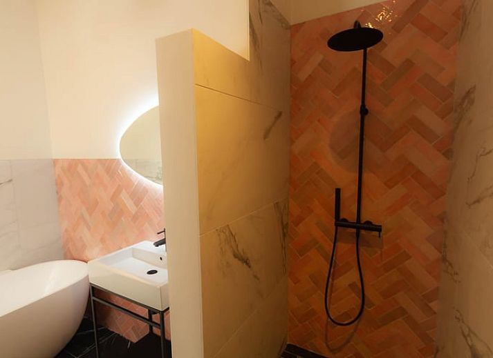 Geniet van de rust op de veranda van Vakantiehuisje in Griendtsveen, Noord Limburg, met comfortabele zitplek in de groene omgeving.