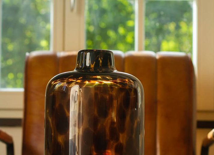 Gezellige slaapkamer in Vakantiehuisje in Griendtsveen, Noord Limburg met houten balken en comfortabele stoelen voor een ontspannen verblijf.