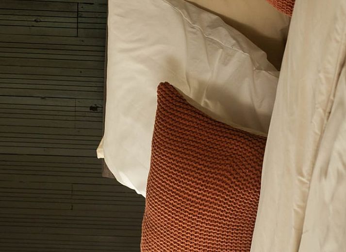 Gezellige slaapkamer in Vakantiehuisje in Griendtsveen, Noord Limburg met houten balken en comfortabele stoelen voor een ontspannen verblijf.