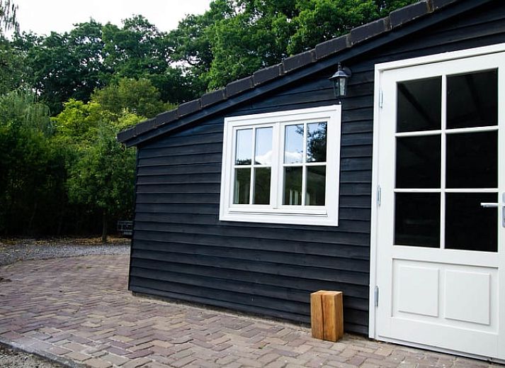 Sfeervolle slaapkamer in Vakantiehuisje in Griendtsveen, Noord Limburg, met comfortabele inrichting en warme accenten.