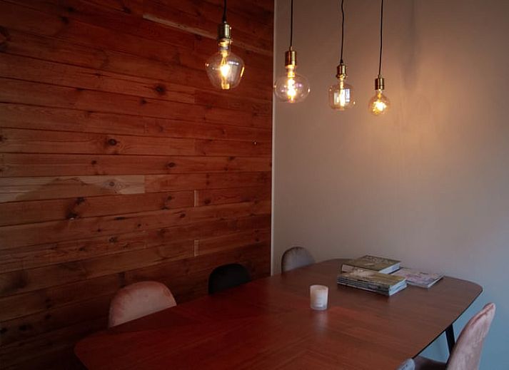 Luxe badkamer in Vakantiehuisje in Griendtsveen, Noord Limburg, met moderne douche en stijlvolle wastafel voor ultiem comfort.