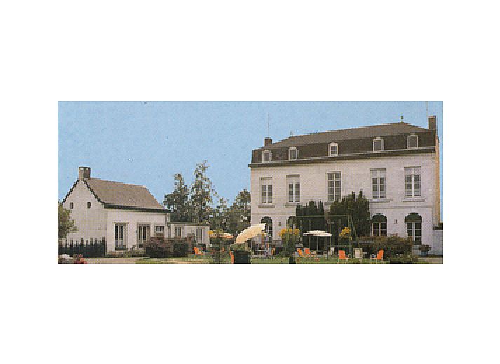 Luftaufnahme des Landguts Boske in Eijsden, Suedlimburg, mit ueppiger Natur und geraeumigen Ferienunterkuenften.