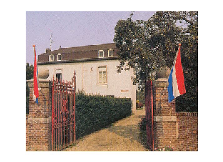 Luftaufnahme des Landguts Boske in Eijsden, Suedlimburg, mit ueppiger Natur und geraeumigen Ferienunterkuenften.