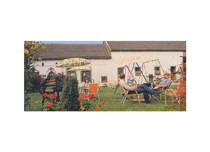 Luftaufnahme des Landguts Boske in Eijsden, Suedlimburg, mit ueppiger Natur und geraeumigen Ferienunterkuenften.