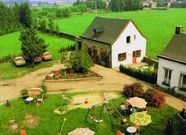 Charmanter Aussenbereich des Landguts Het Boske in Eijsden, Suedlimburg, mit gemuetlicher Ferienhausatmosphaere und Gartenterrasse.