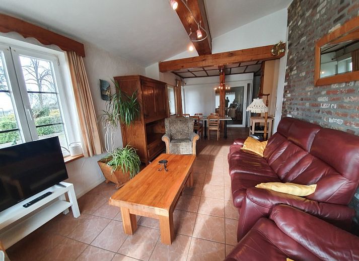 Schapen grazen in de groene omgeving van bie 't kapelke, vakantiehuis in Heijenrath, Zuid Limburg.