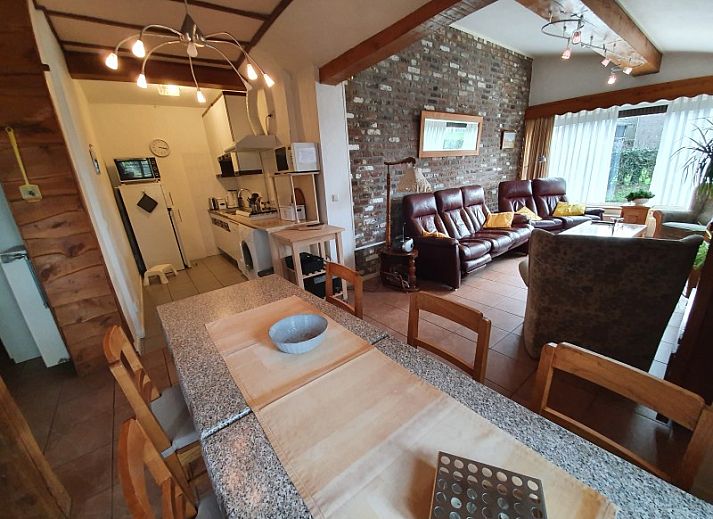 Schapen grazen in de groene omgeving van bie 't kapelke, vakantiehuis in Heijenrath, Zuid Limburg.