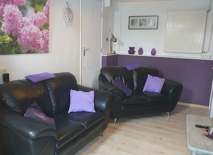 Gezellige woonkamer van bie 't kapelke, vakantiehuis in Heijenrath, Zuid Limburg, met warme inrichting.
