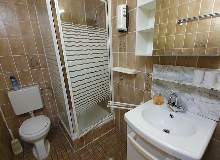 Gezellige woonkamer van bie 't kapelke, vakantiehuis in Heijenrath, Zuid Limburg, met warme inrichting.