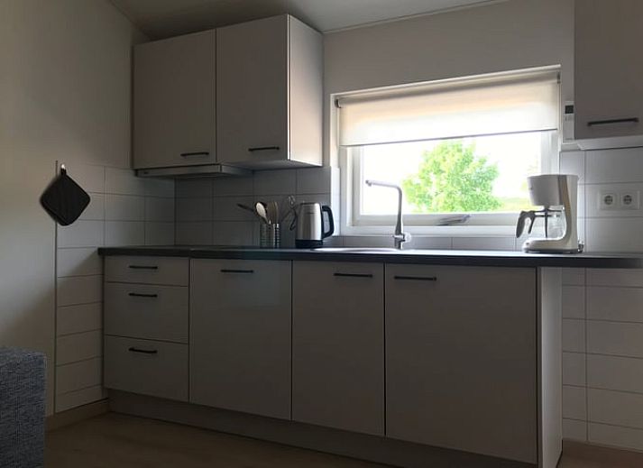 Uitzicht op groene tuin bij Vakantiehuisje in Heijenrath, Zuid Limburg, ideaal voor ontspanning en natuurbeleving.