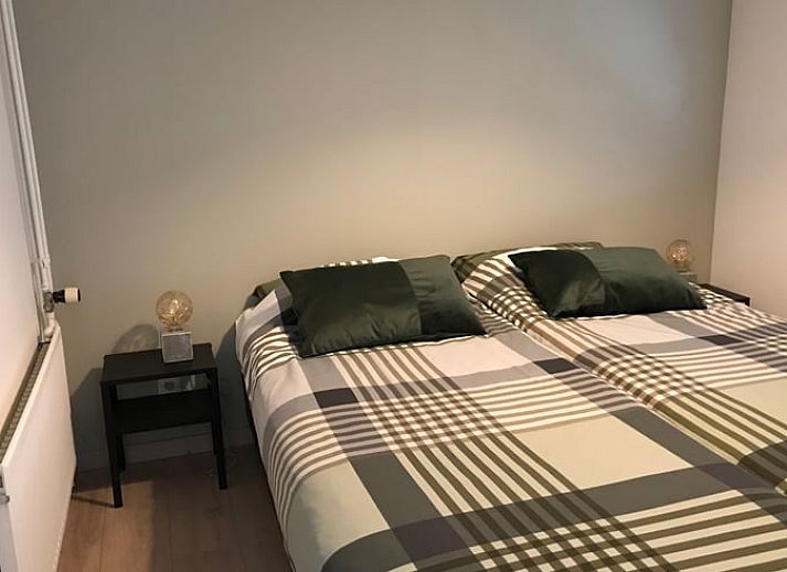 Moderne woonkamer in Vakantiehuisje in Heijenrath, Zuid Limburg met comfortabele zitruimte en flatscreen tv.