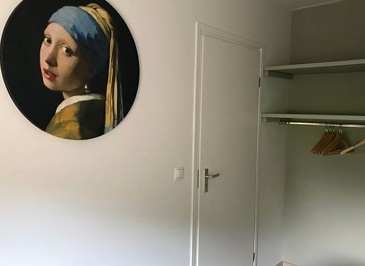 Moderne woonkamer in Vakantiehuisje in Heijenrath, Zuid Limburg met comfortabele zitruimte en flatscreen tv.