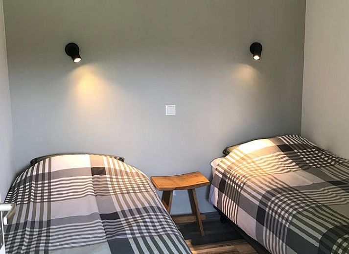 Moderne woonkamer in Vakantiehuisje in Heijenrath, Zuid Limburg met comfortabele zitruimte en flatscreen tv.