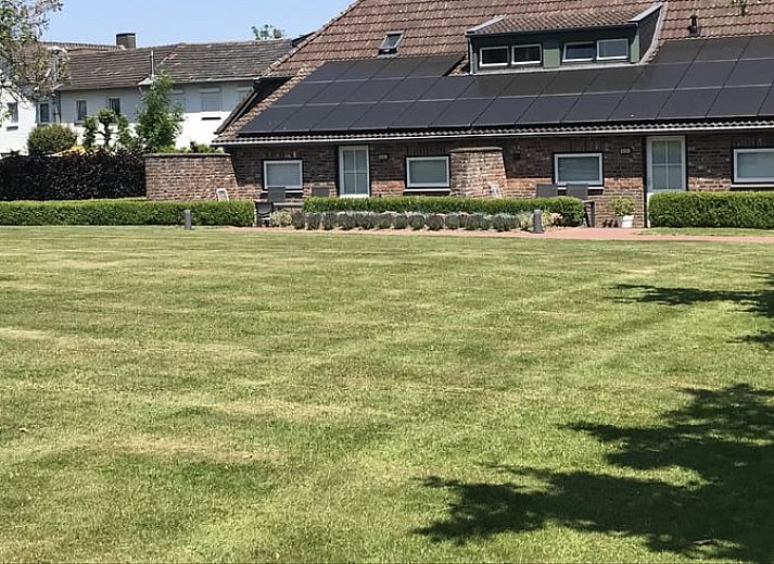 Moderne woonkamer in Vakantiehuisje in Heijenrath, Zuid Limburg met comfortabele zitruimte en flatscreen tv.