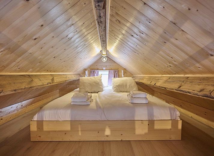 Gezellige woonkamer met houten interieur in Landsraderhofke - 4, vakantiehuis in Heijenrath, Zuid Limburg.