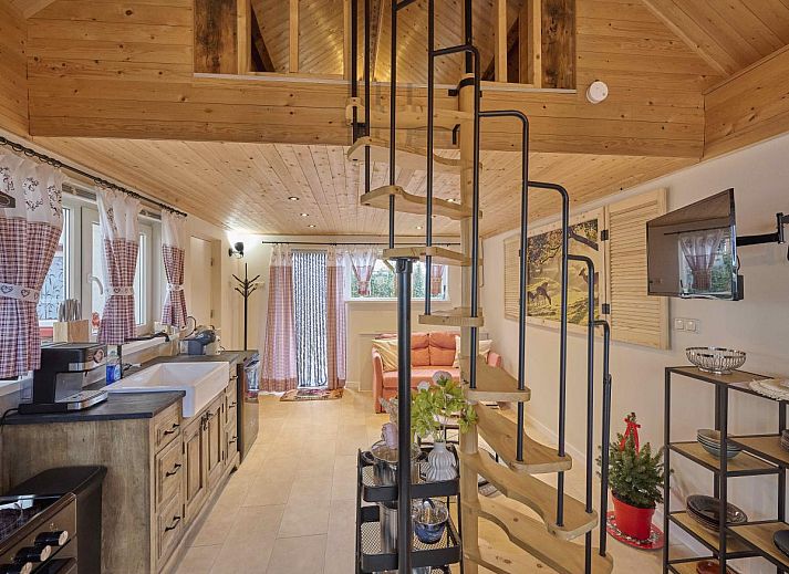 Gezellige woonkamer met houten interieur in Landsraderhofke - 4, vakantiehuis in Heijenrath, Zuid Limburg.