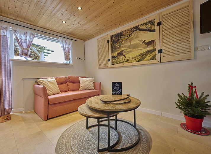 Rustiek terras met pergola bij Landsraderhofke - 4, een vakantiehuis in Heijenrath, Zuid Limburg.