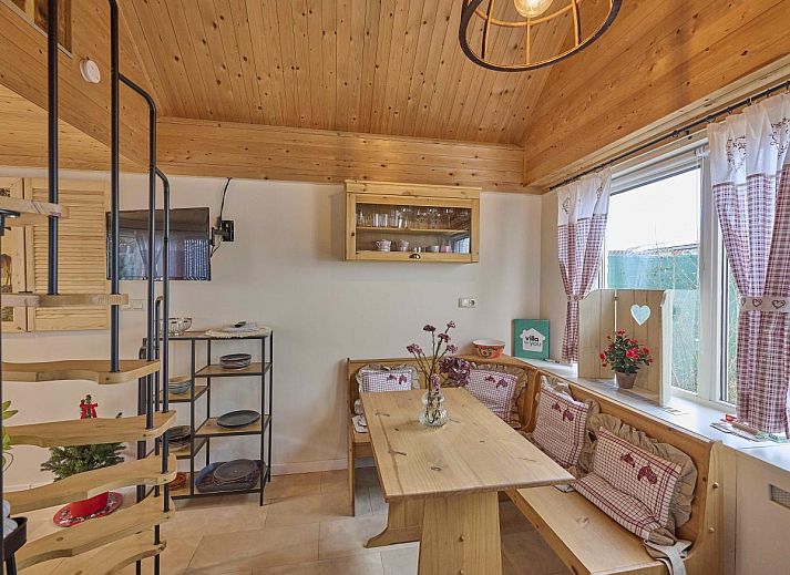 Knusse eethoek met houten meubels in Landsraderhofke - 4, vakantiehuis in Heijenrath, Zuid Limburg.