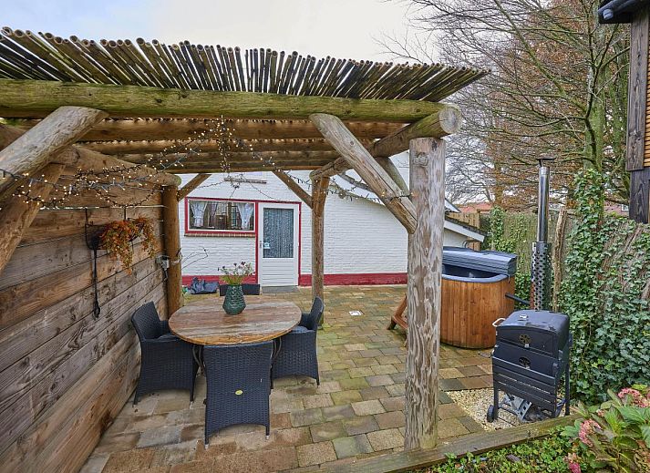 Knusse eethoek met houten meubels in Landsraderhofke - 4, vakantiehuis in Heijenrath, Zuid Limburg.