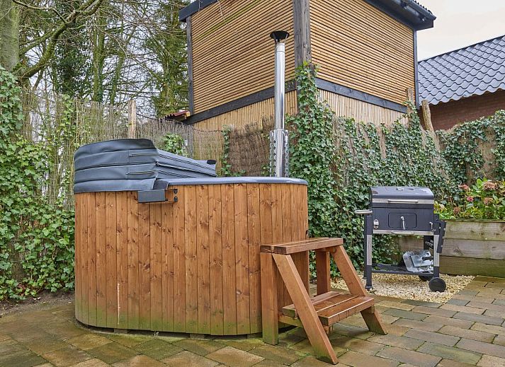 Knusse eethoek met houten meubels in Landsraderhofke - 4, vakantiehuis in Heijenrath, Zuid Limburg.