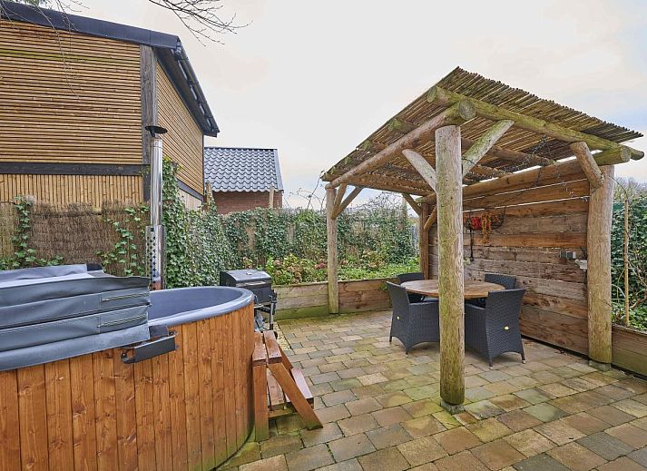 Knusse eethoek met houten meubels in Landsraderhofke - 4, vakantiehuis in Heijenrath, Zuid Limburg.