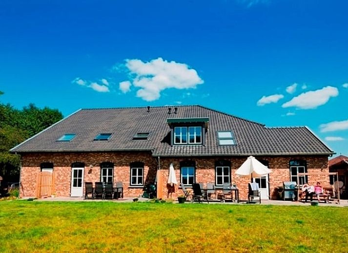 Vakantiehuis in Mechelen, Zuid Limburg met zonnig terras en groene omgeving, perfect voor een ontspannen verblijf in Limburg.