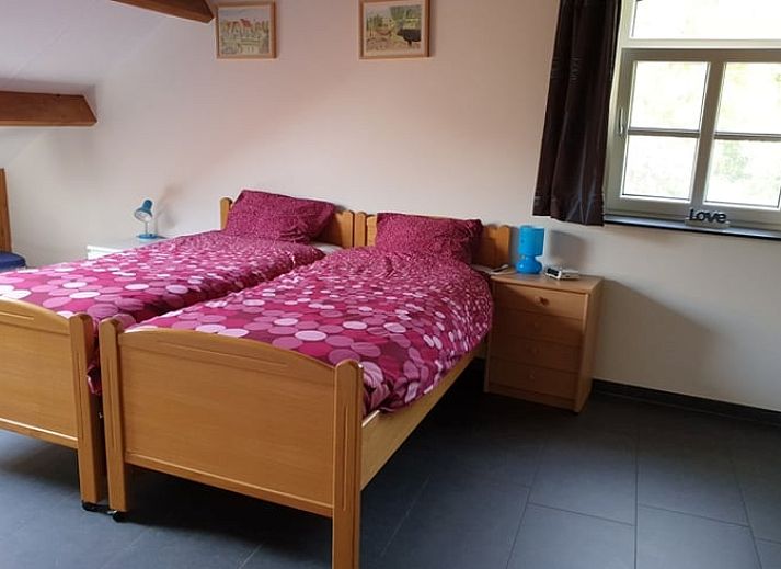 Gezellige woonkamer in Vakantiehuis in Mechelen, Zuid Limburg met comfortabele banken en uitzicht op de groene omgeving.