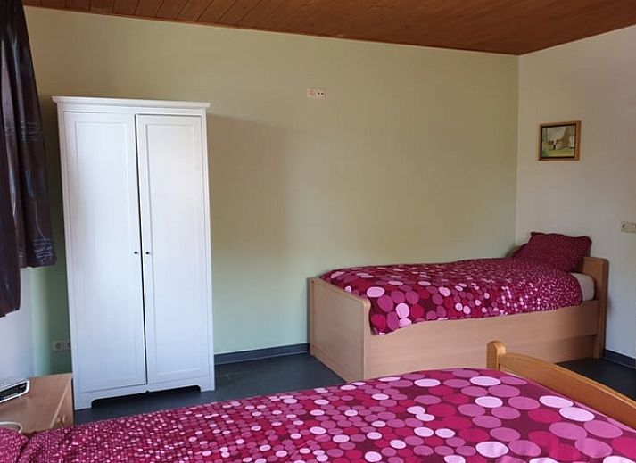 Gezellige woonkamer in Vakantiehuis in Mechelen, Zuid Limburg met comfortabele banken en uitzicht op de groene omgeving.