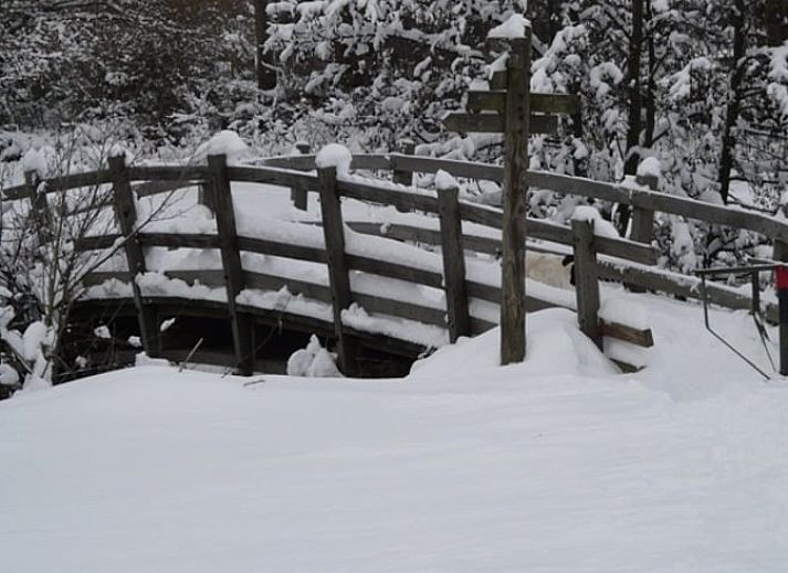 Gezellige woonkamer in Vakantiehuis in Mechelen, Zuid Limburg met comfortabele banken en uitzicht op de groene omgeving.