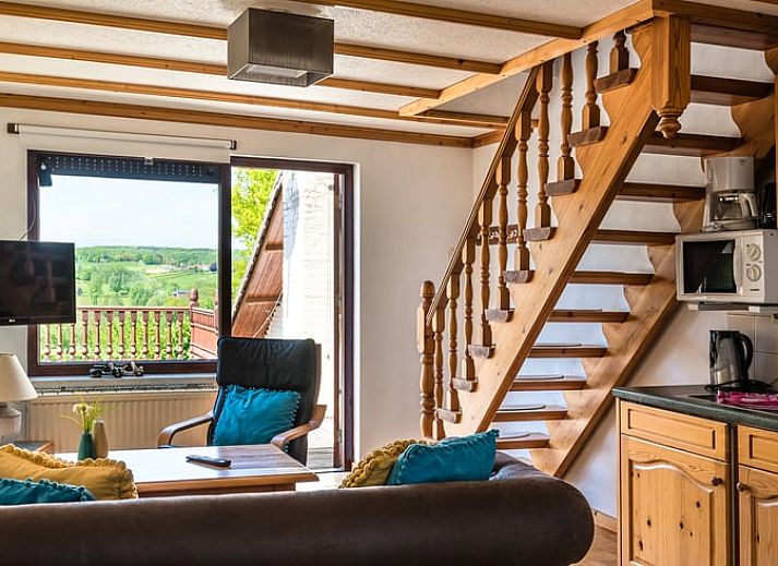 Geniet van de groene tuin en het prachtige uitzicht bij Vakantiehuisje in Mechelen, Zuid Limburg, perfect voor een ontspannen verblijf.