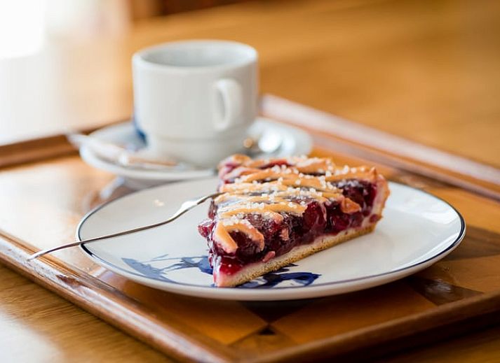 Geniet van de groene tuin en het prachtige uitzicht bij Vakantiehuisje in Mechelen, Zuid Limburg, perfect voor een ontspannen verblijf.