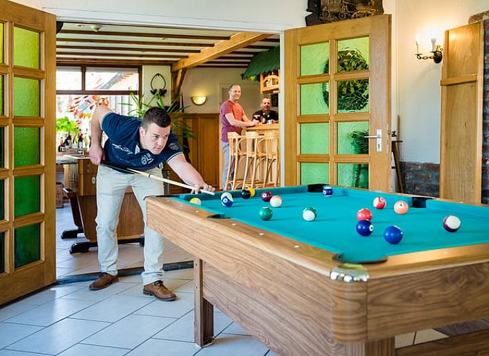 Geniet van de groene tuin en het prachtige uitzicht bij Vakantiehuisje in Mechelen, Zuid Limburg, perfect voor een ontspannen verblijf.