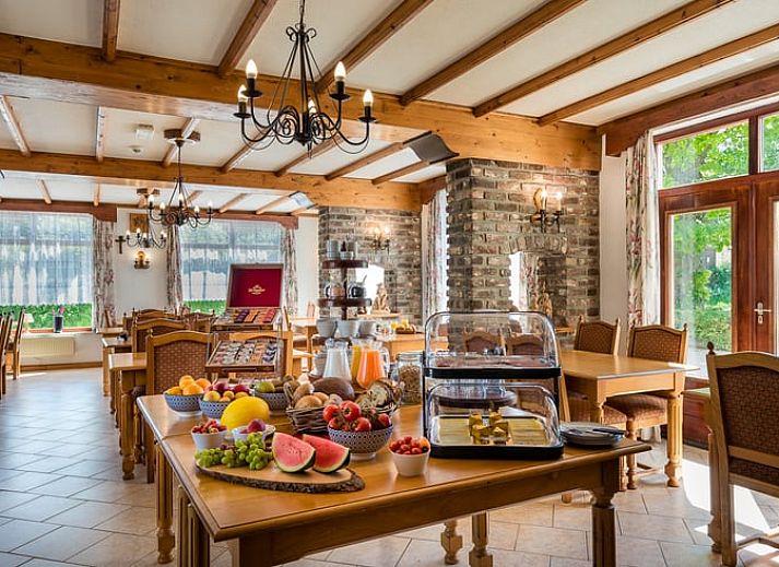 Geniet van de groene tuin en het terras bij Vakantiehuisje in Mechelen, Zuid Limburg, perfect voor ontspanning in de natuur.