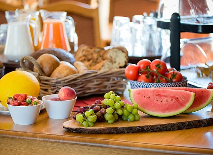 Geniet van de groene tuin en het terras bij Vakantiehuisje in Mechelen, Zuid Limburg, perfect voor ontspanning in de natuur.
