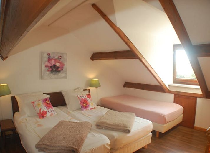 Geniet van de groene tuin en het terras bij Vakantiehuisje in Mechelen, Zuid Limburg, perfect voor ontspanning in de natuur.