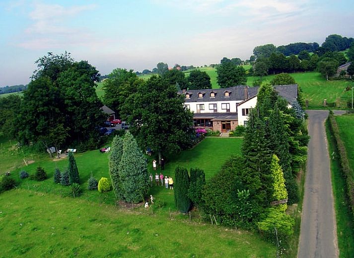Geniet van het prachtige uitzicht vanaf het terras van Vakantiehuisje in Mechelen, gelegen in het groene Zuid Limburg.