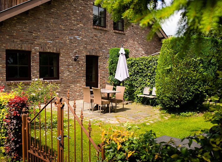 Ontspannen op het terras van Vakantiehuis in Mechelen, Zuid Limburg, omgeven door rustieke charme en groene natuur.