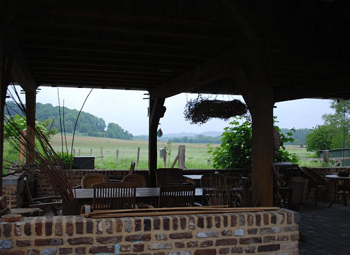Geniet van de rust op het terras van Vakantiehuis in Mechelen, Zuid Limburg, omgeven door groene tuinen en een uitnodigende sfeer.